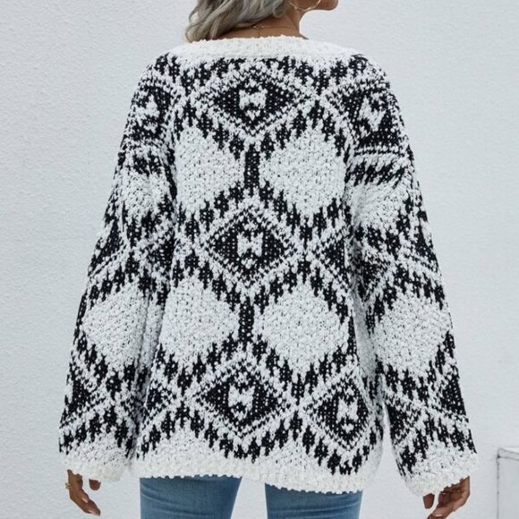 MODERN DOLLZ Printed V-neck Sweater Top - Picture 6 of 6